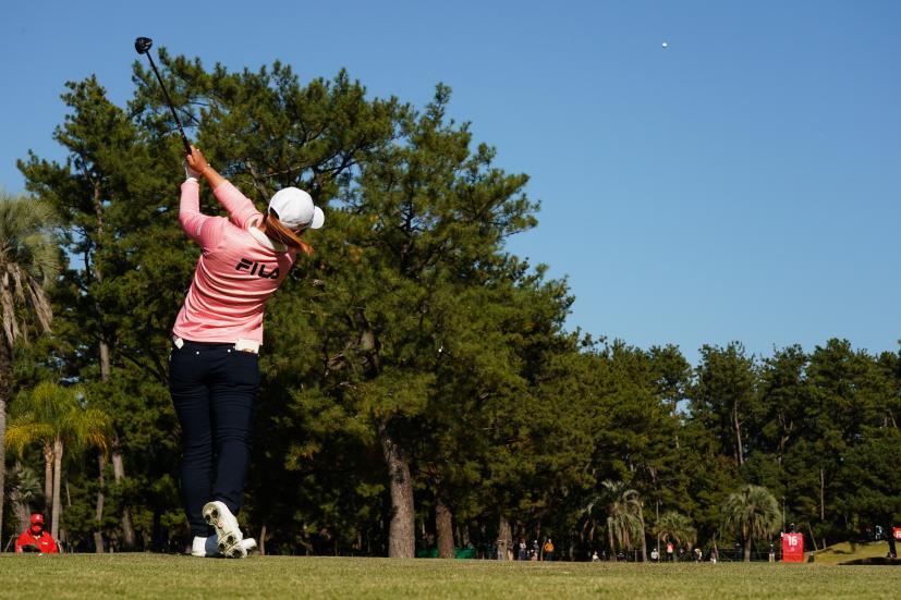 西郷真央のフェアウェイウッドスイング（ティーショット）連続写真【2021年JLPGAツアーチャンピオンシップリコーカップ】