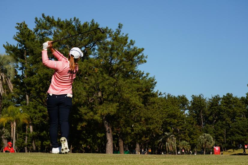 西郷真央のフェアウェイウッドスイング（ティーショット）連続写真【2021年JLPGAツアーチャンピオンシップリコーカップ】