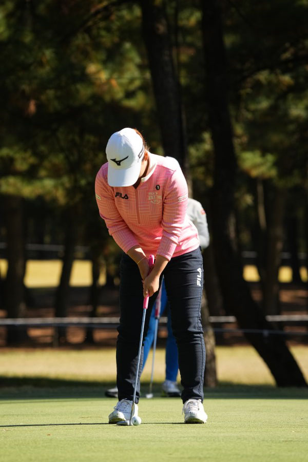 西郷真央のパッティングストローク（前方）連続写真【2021年JLPGAツアーチャンピオンシップリコーカップ】