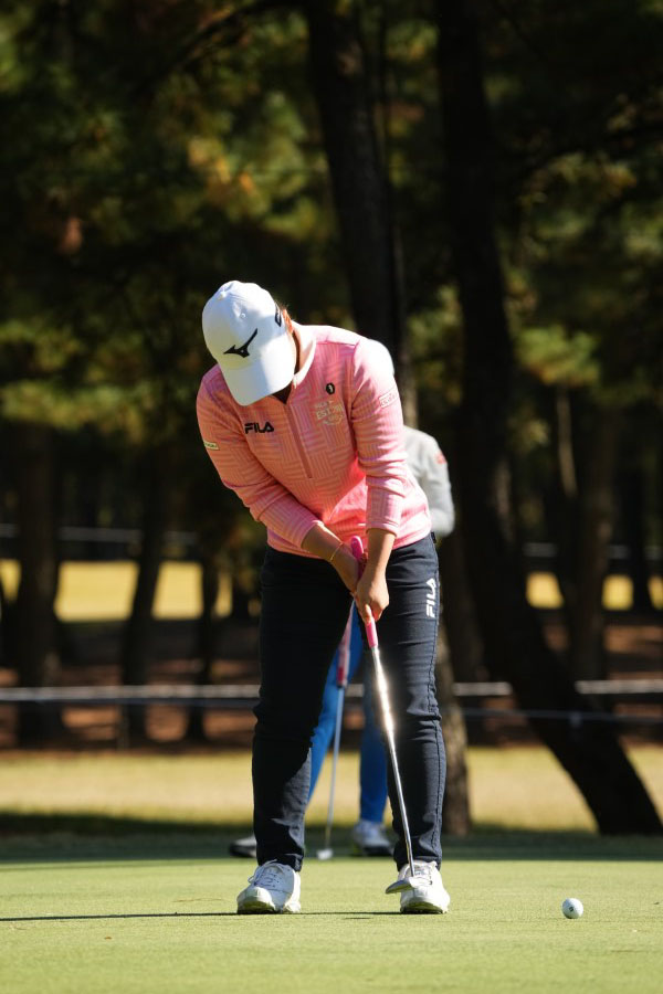 西郷真央のパッティングストローク（前方）連続写真【2021年JLPGAツアーチャンピオンシップリコーカップ】