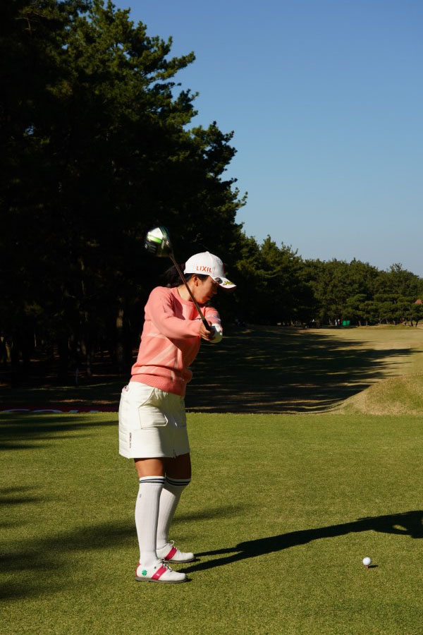 堀琴音のドライバースイング（後方）連続写真【2021年JLPGAツアーチャンピオンシップリコーカップ】