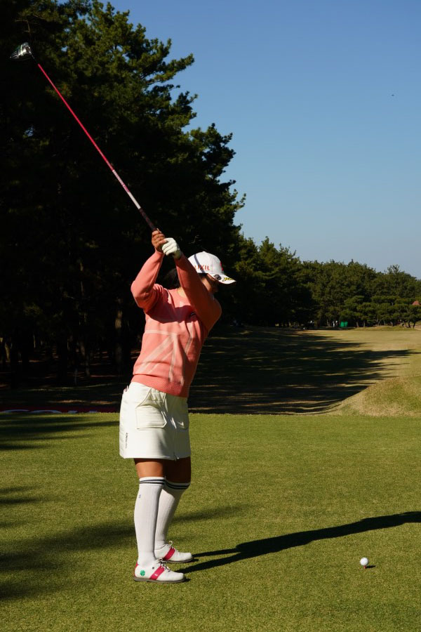 堀琴音のドライバースイング（後方）連続写真【2021年JLPGAツアーチャンピオンシップリコーカップ】