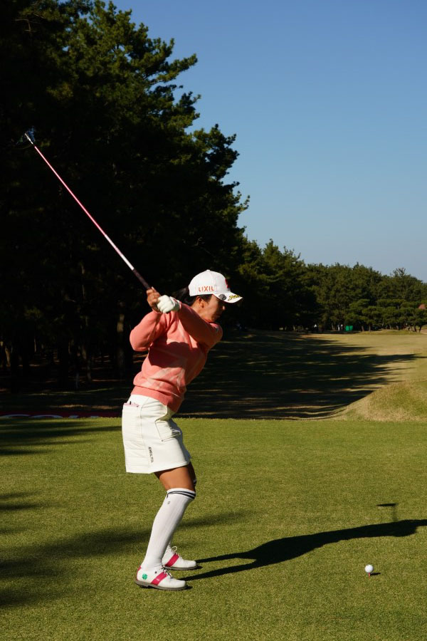 堀琴音のドライバースイング（後方）連続写真【2021年JLPGAツアーチャンピオンシップリコーカップ】