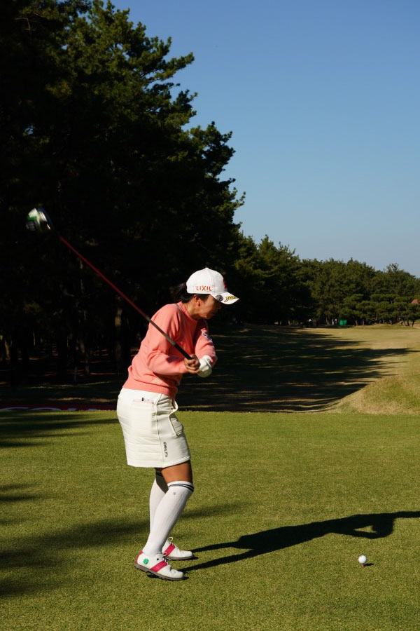 堀琴音のドライバースイング（後方）連続写真【2021年JLPGAツアーチャンピオンシップリコーカップ】