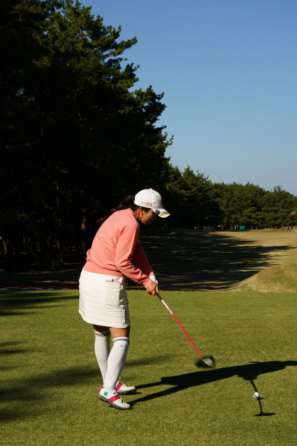 堀琴音のドライバースイング（後方）連続写真【2021年JLPGAツアーチャンピオンシップリコーカップ】