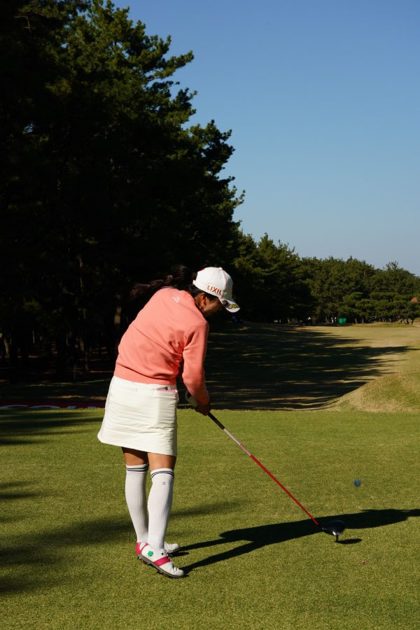 堀琴音のドライバースイング（後方）連続写真【2021年JLPGAツアーチャンピオンシップリコーカップ】