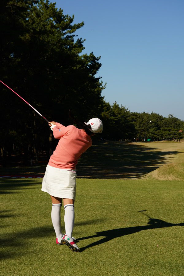 堀琴音のドライバースイング（後方）連続写真【2021年JLPGAツアーチャンピオンシップリコーカップ】