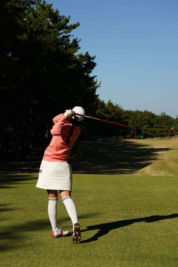 堀琴音のドライバースイング（後方）連続写真【2021年JLPGAツアーチャンピオンシップリコーカップ】