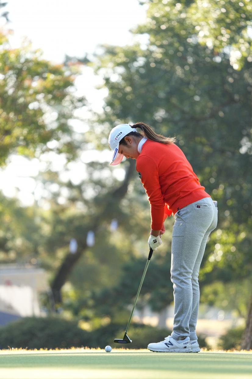 稲見萌寧のパッティングストローク（側面）連続写真【2021年JLPGAツアーチャンピオンシップリコーカップ】   