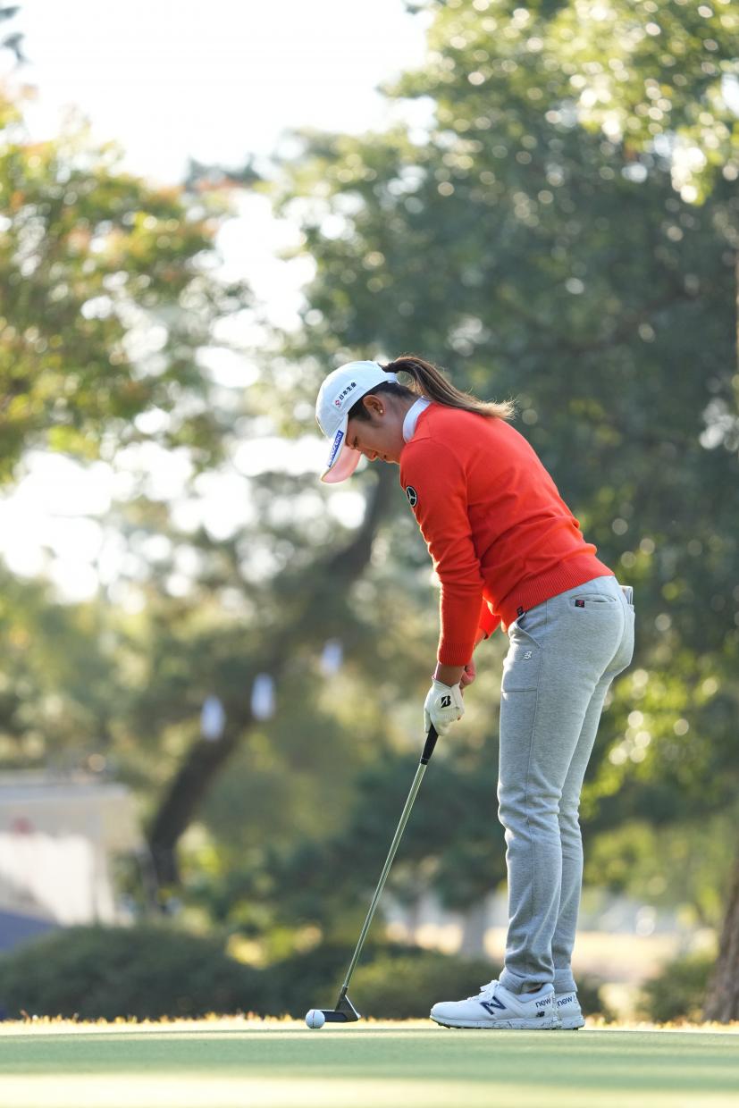 稲見萌寧のパッティングストローク（側面）連続写真【2021年JLPGAツアーチャンピオンシップリコーカップ】   