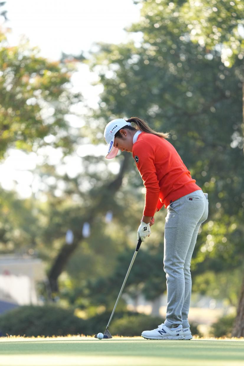 稲見萌寧のパッティングストローク（側面）連続写真【2021年JLPGAツアーチャンピオンシップリコーカップ】   