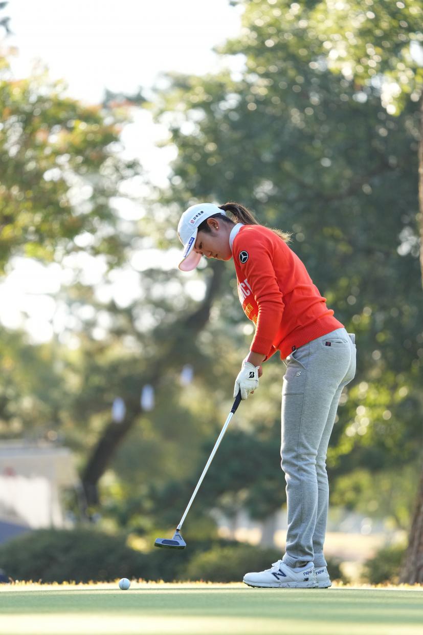 稲見萌寧のパッティングストローク（側面）連続写真【2021年JLPGAツアーチャンピオンシップリコーカップ】   