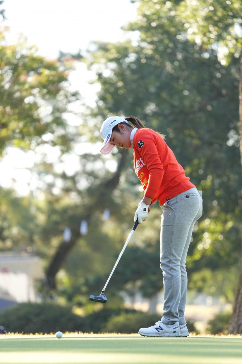 稲見萌寧のパッティングストローク（側面）連続写真【2021年JLPGAツアーチャンピオンシップリコーカップ】   