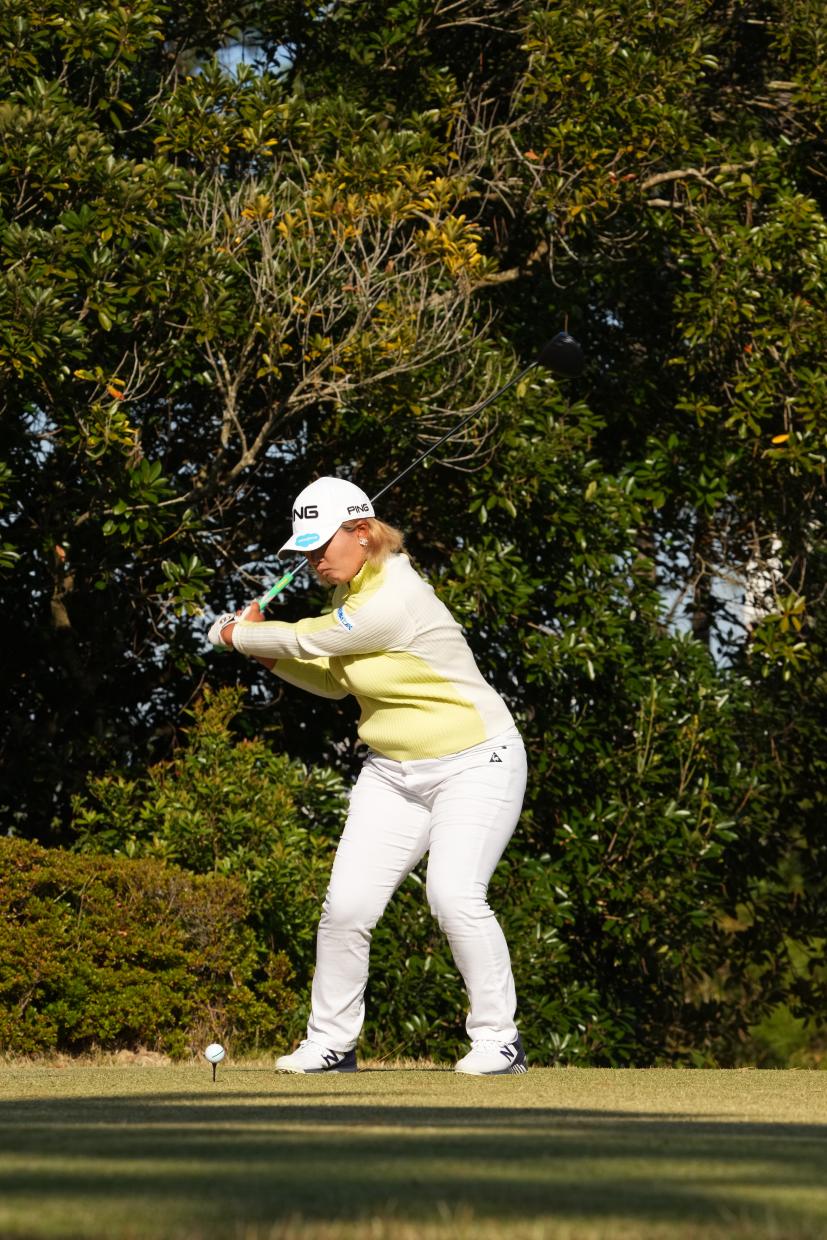 鈴木愛のドライバースイング（斜め前方）連続写真【2021年JLPGAツアーチャンピオンシップリコーカップ】