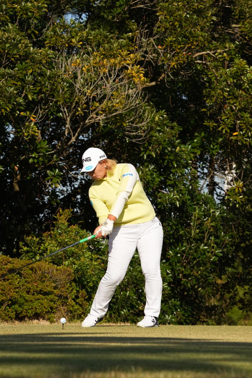 鈴木愛のドライバースイング（斜め前方）連続写真【2021年JLPGAツアーチャンピオンシップリコーカップ】