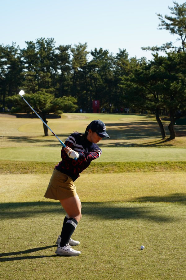 吉田優利のアイアンスイング（ティーショット）連続写真【2021年JLPGAツアーチャンピオンシップリコーカップ】