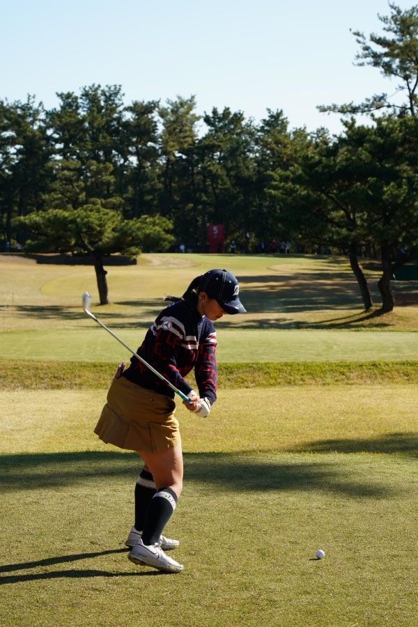 吉田優利のアイアンスイング（ティーショット）連続写真【2021年JLPGAツアーチャンピオンシップリコーカップ】