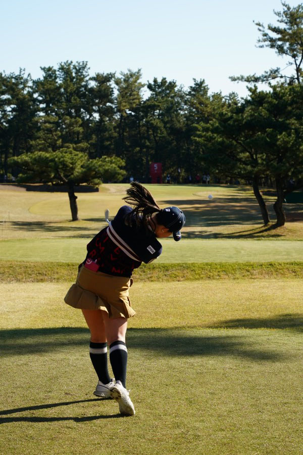 吉田優利のアイアンスイング（ティーショット）連続写真【2021年JLPGAツアーチャンピオンシップリコーカップ】