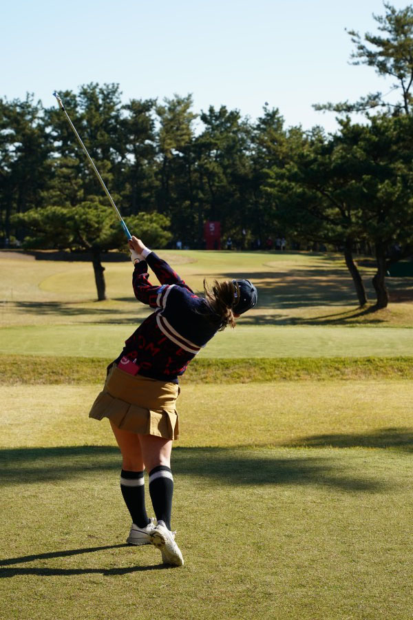 吉田優利のアイアンスイング（ティーショット）連続写真【2021年JLPGAツアーチャンピオンシップリコーカップ】