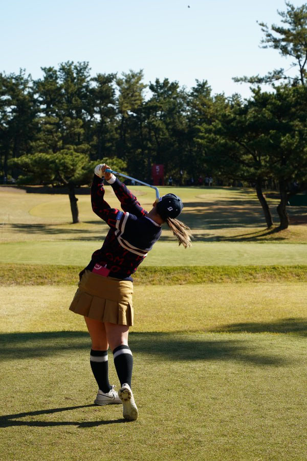 吉田優利のアイアンスイング（ティーショット）連続写真【2021年JLPGAツアーチャンピオンシップリコーカップ】