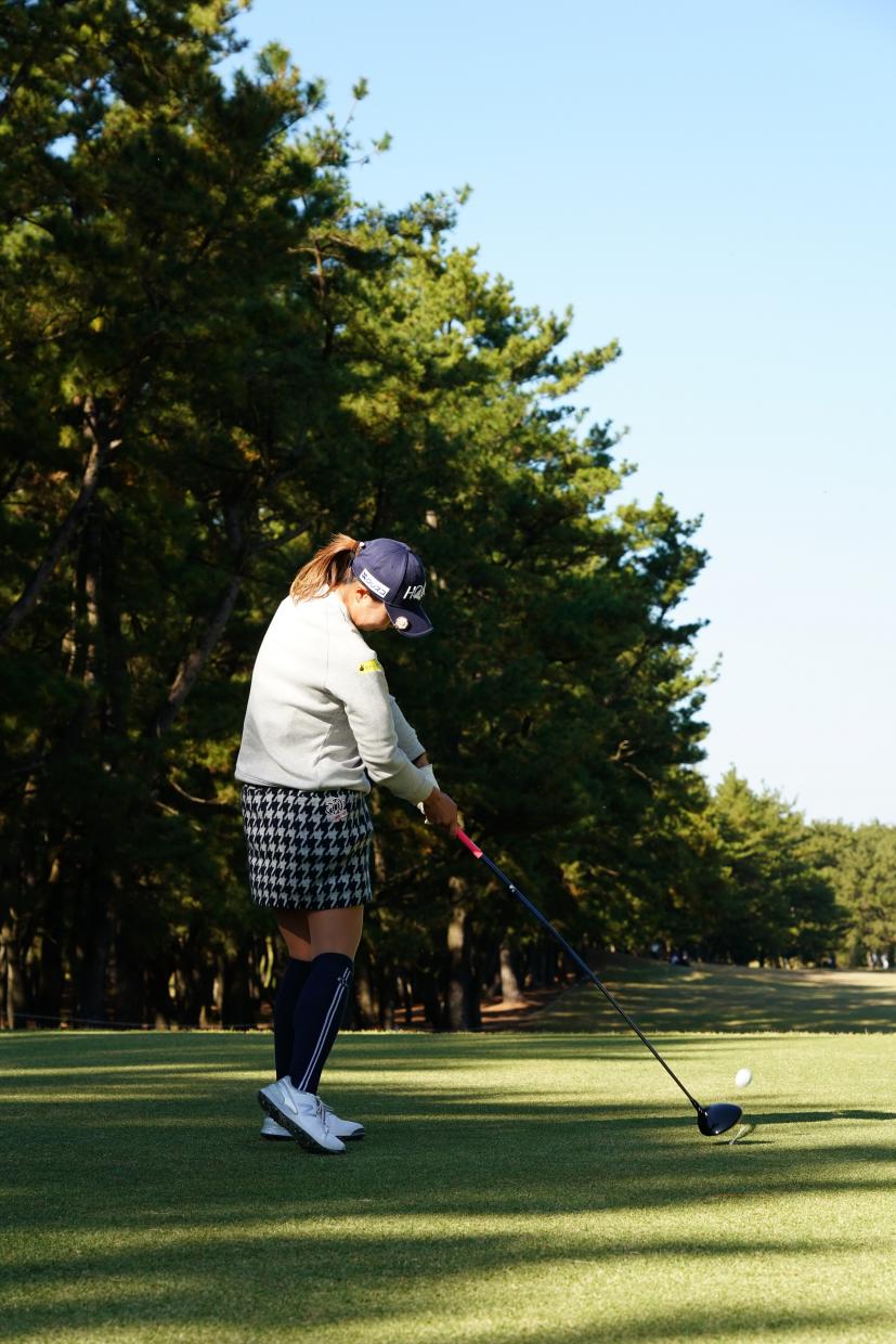 金澤志奈のドライバースイング（後方）連続写真【2021年JLPGAツアーチャンピオンシップリコーカップ】