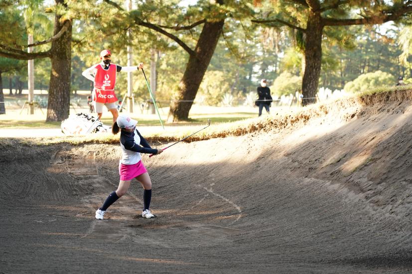古江彩佳のウェッジスイング（バンカーショット）連続写真【2021年JLPGAツアーチャンピオンシップリコーカップ】