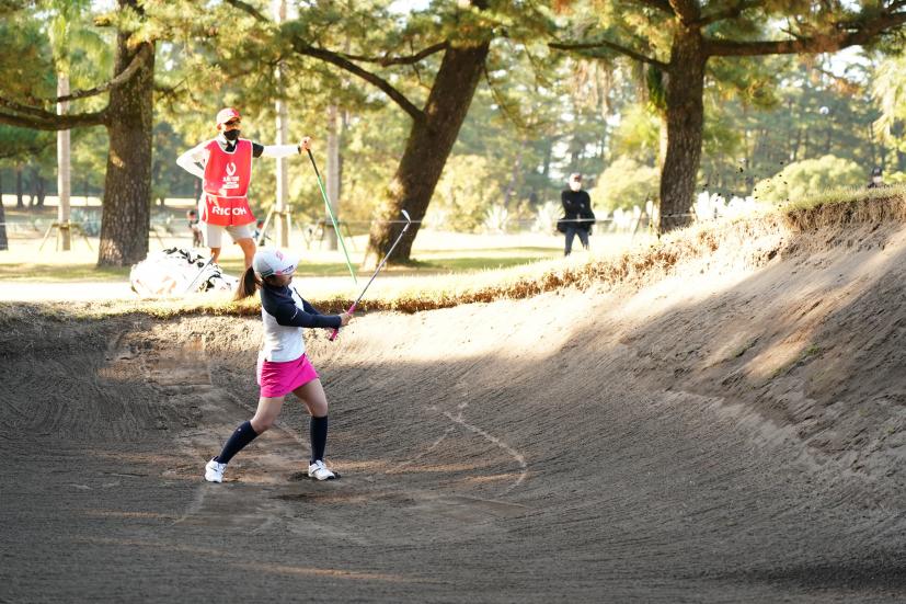 古江彩佳のウェッジスイング（バンカーショット）連続写真【2021年JLPGAツアーチャンピオンシップリコーカップ】
