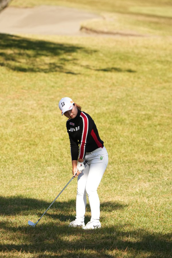 高橋彩華のアイアンスイング（ラフからのアプローチ）連続写真【2021年JLPGAツアーチャンピオンシップリコーカップ】