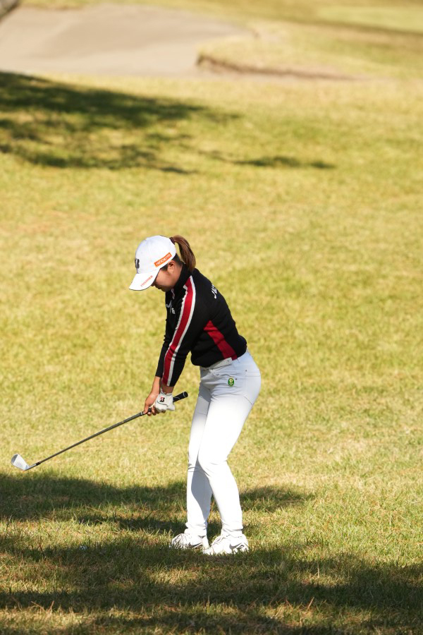 高橋彩華のアイアンスイング（ラフからのアプローチ）連続写真【2021年JLPGAツアーチャンピオンシップリコーカップ】