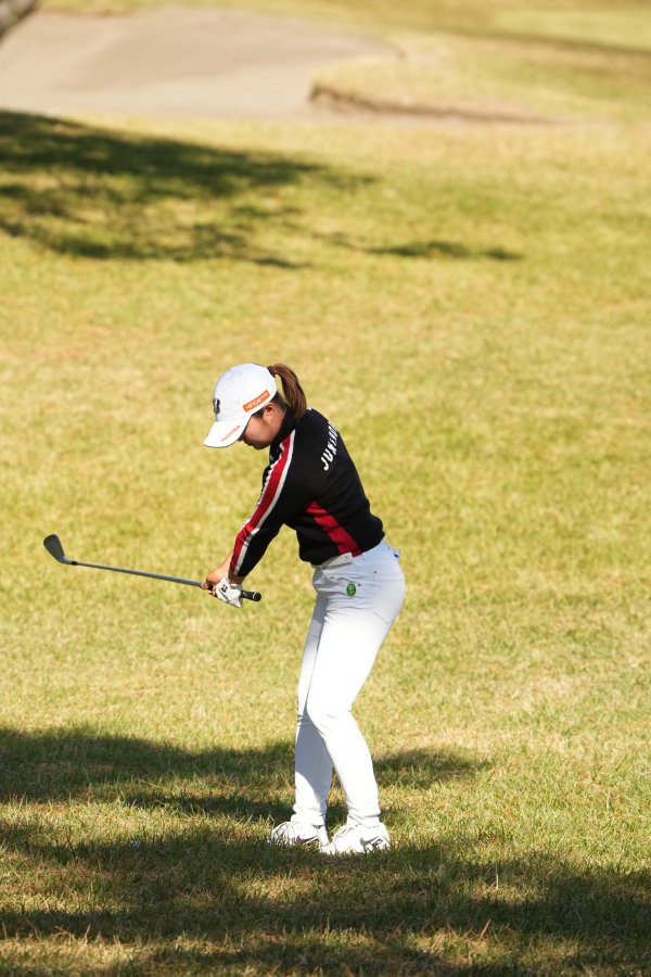 高橋彩華のアイアンスイング（ラフからのアプローチ）連続写真【2021年JLPGAツアーチャンピオンシップリコーカップ】