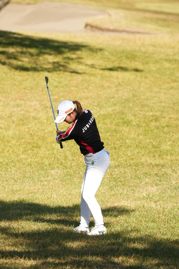 高橋彩華のアイアンスイング（ラフからのアプローチ）連続写真【2021年JLPGAツアーチャンピオンシップリコーカップ】