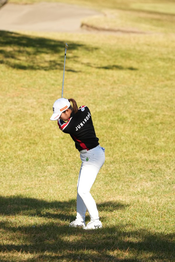 高橋彩華のアイアンスイング（ラフからのアプローチ）連続写真【2021年JLPGAツアーチャンピオンシップリコーカップ】