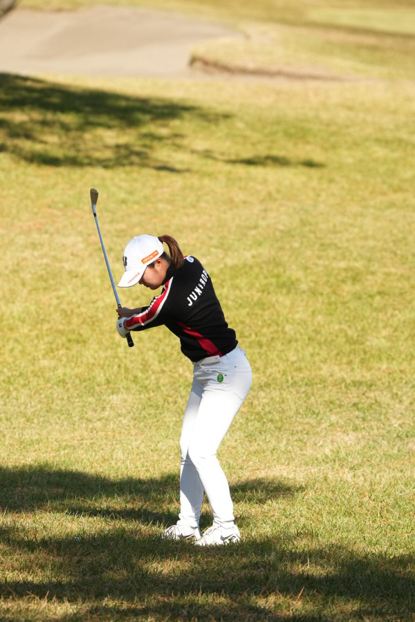 高橋彩華のアイアンスイング（ラフからのアプローチ）連続写真【2021年JLPGAツアーチャンピオンシップリコーカップ】