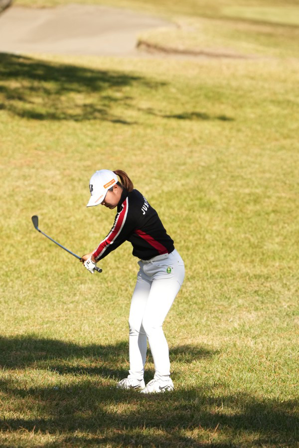 高橋彩華のアイアンスイング（ラフからのアプローチ）連続写真【2021年JLPGAツアーチャンピオンシップリコーカップ】