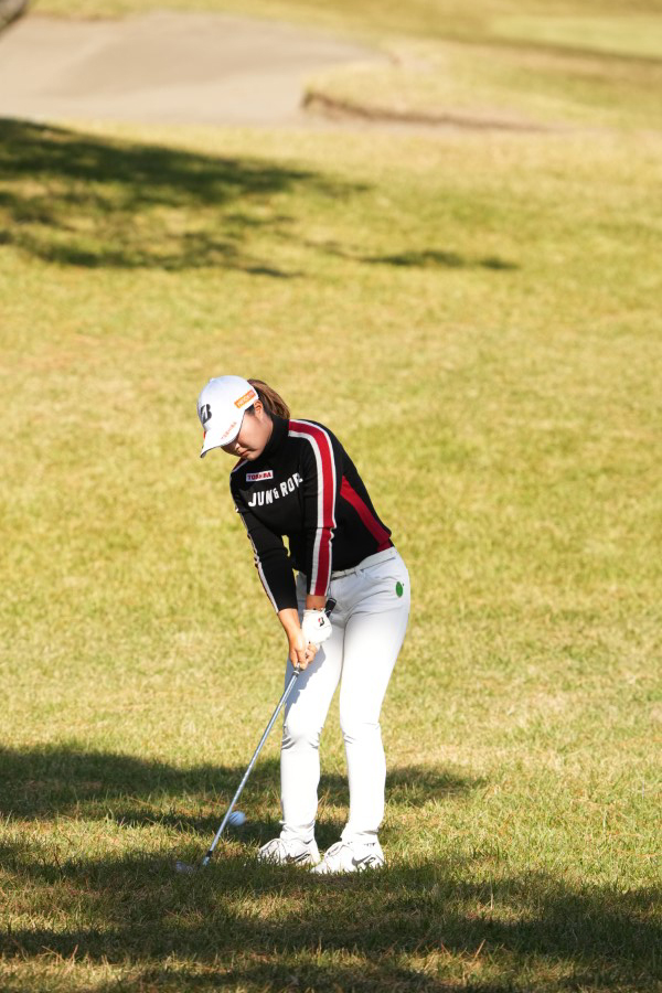 高橋彩華のアイアンスイング（ラフからのアプローチ）連続写真【2021年JLPGAツアーチャンピオンシップリコーカップ】