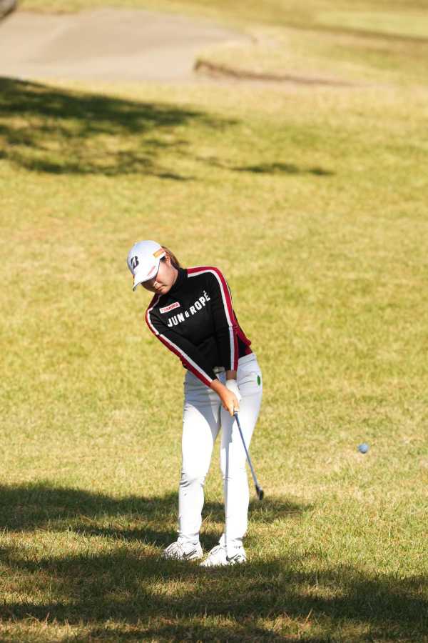 高橋彩華のアイアンスイング（ラフからのアプローチ）連続写真【2021年JLPGAツアーチャンピオンシップリコーカップ】