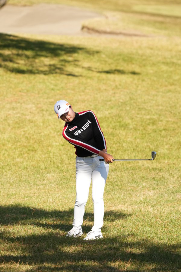 高橋彩華のアイアンスイング（ラフからのアプローチ）連続写真【2021年JLPGAツアーチャンピオンシップリコーカップ】