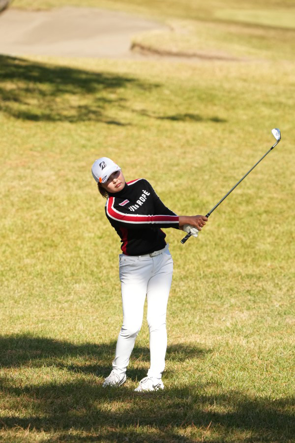 高橋彩華のアイアンスイング（ラフからのアプローチ）連続写真【2021年JLPGAツアーチャンピオンシップリコーカップ】