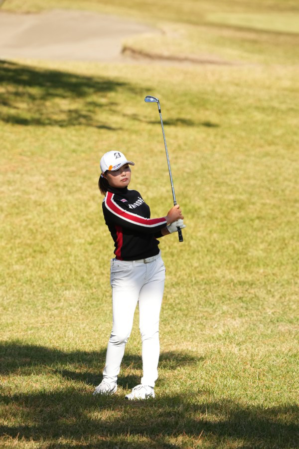 高橋彩華のアイアンスイング（ラフからのアプローチ）連続写真【2021年JLPGAツアーチャンピオンシップリコーカップ】