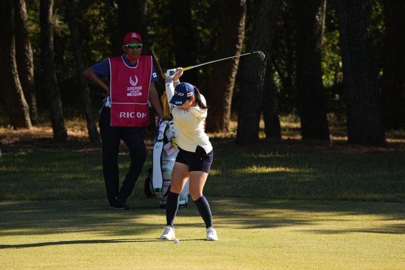 小祝さくらのアイアンスイング（前方）連続写真【2021年JLPGAツアーチャンピオンシップリコーカップ】