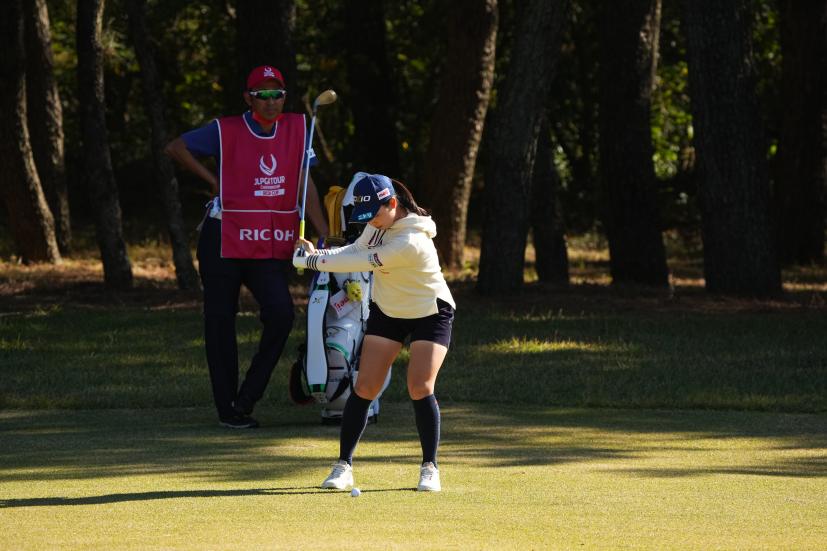 小祝さくらのアイアンスイング（前方）連続写真【2021年JLPGAツアーチャンピオンシップリコーカップ】