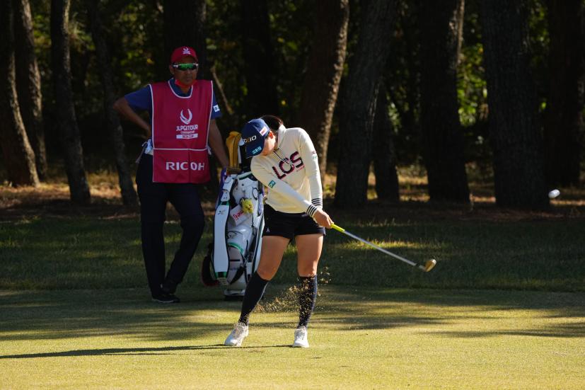 小祝さくらのアイアンスイング（前方）連続写真【2021年JLPGAツアーチャンピオンシップリコーカップ】