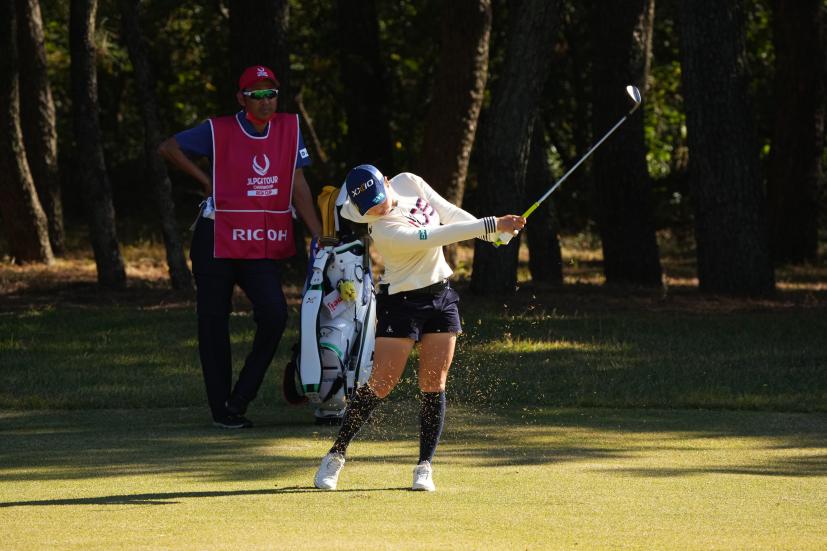 小祝さくらのアイアンスイング（前方）連続写真【2021年JLPGAツアーチャンピオンシップリコーカップ】