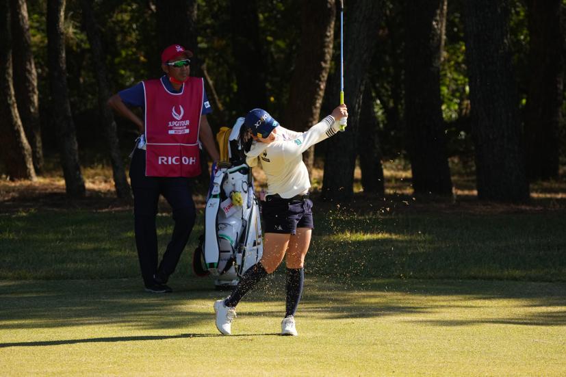 小祝さくらのアイアンスイング（前方）連続写真【2021年JLPGAツアーチャンピオンシップリコーカップ】