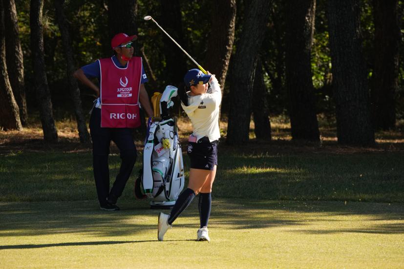 小祝さくらのアイアンスイング（前方）連続写真【2021年JLPGAツアーチャンピオンシップリコーカップ】