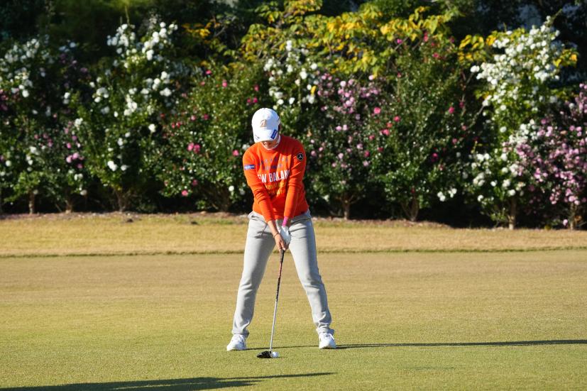 稲見萌寧のフェアウェイウッドスイング（前方）連続写真【2021年JLPGAツアーチャンピオンシップリコーカップ】