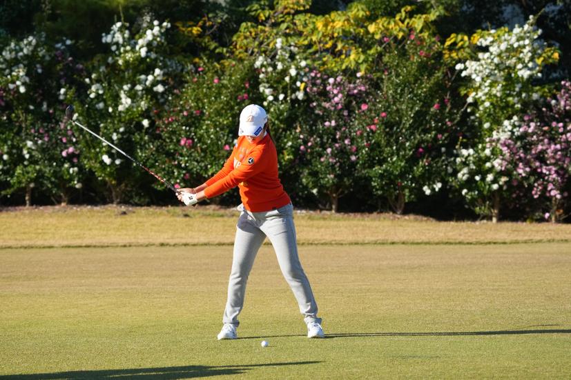 稲見萌寧のフェアウェイウッドスイング（前方）連続写真【2021年JLPGAツアーチャンピオンシップリコーカップ】