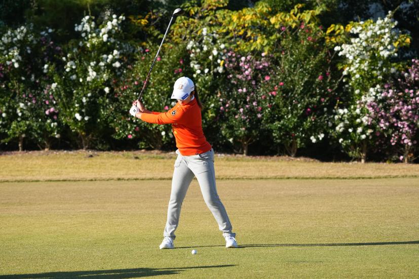 稲見萌寧のフェアウェイウッドスイング（前方）連続写真【2021年JLPGAツアーチャンピオンシップリコーカップ】