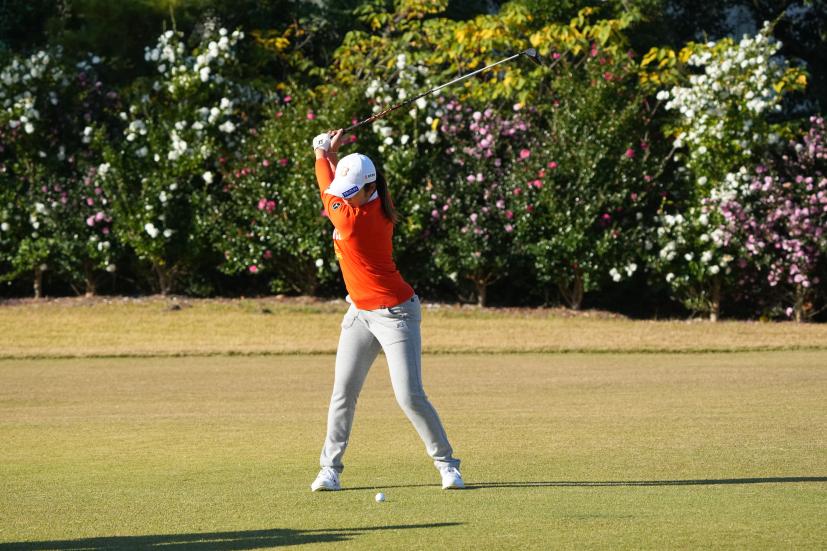 稲見萌寧のフェアウェイウッドスイング（前方）連続写真【2021年JLPGAツアーチャンピオンシップリコーカップ】