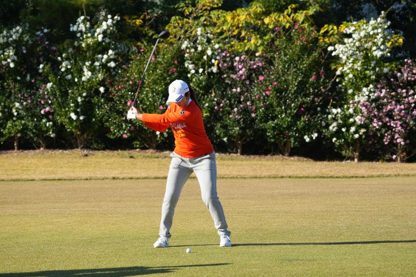 稲見萌寧のフェアウェイウッドスイング（前方）連続写真【2021年JLPGAツアーチャンピオンシップリコーカップ】